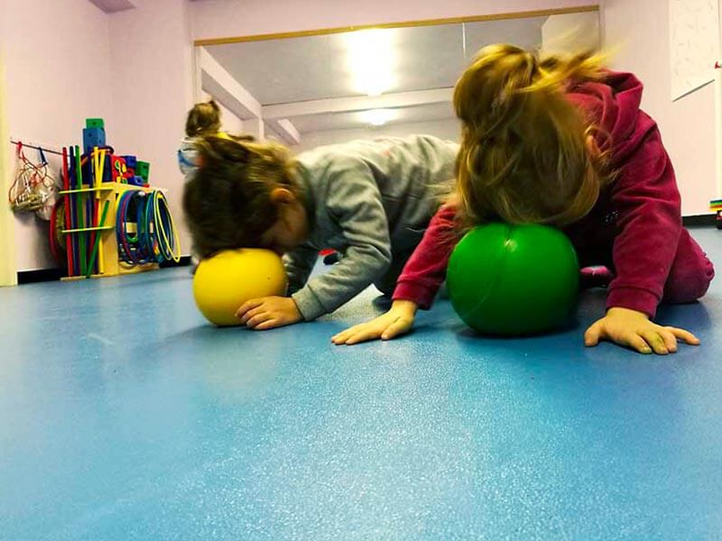Danza ritmica bambini: bambini che fanno esercizi con la palla
