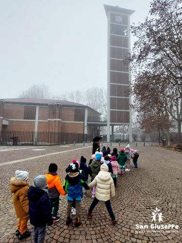 Approccio multidisciplinare dell'infanzia chiesa di Pero