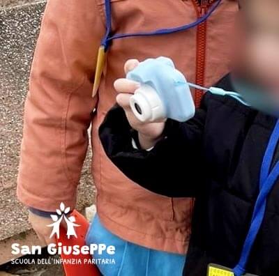 Approccio multidisciplinare dell'infanzia: piccolo esploratore fotografa