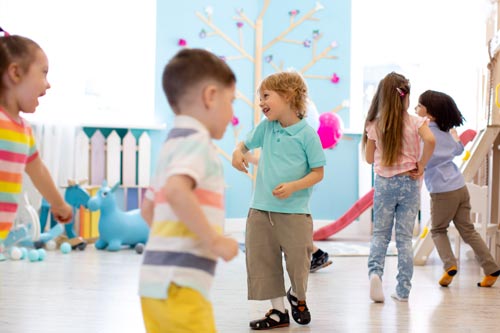 Attività accoglienza scuola infanzia Pero Milano: bambini giocano
