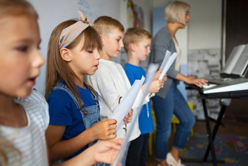 Attività per bambini scuola materna: bambini a lezione di canto