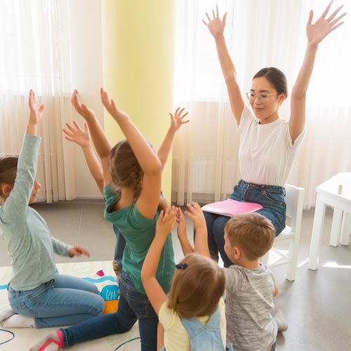 Attività per bambini scuola materna: maestra che gioca con i bambini