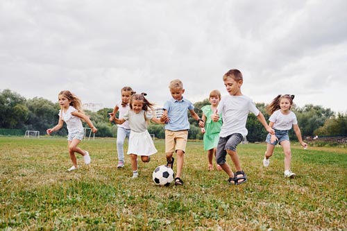 Educazione infanzia Milano: bimbi giocano a calcio