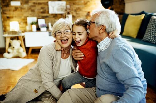 Festa dei nonni e nipote felici che si abbracciano