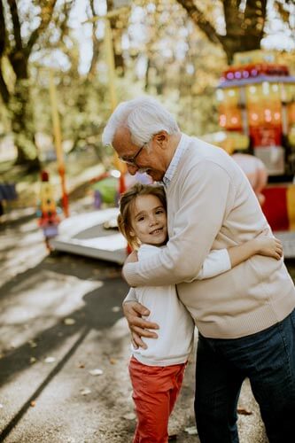 Festa dei nonni nonno con nipote al parco si abbracciano