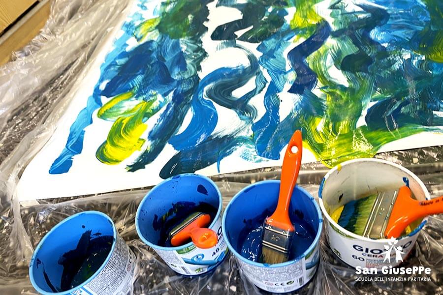 Laboratorio arte bambini a Milano barattoli colori