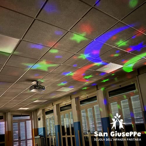 Laboratorio Arte Bambini A Milano Luci Colorate Sul Soffitto