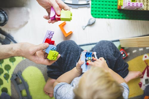 open day scuola dell'infanzia: punto di vista dall'alto di un bambino che gioca