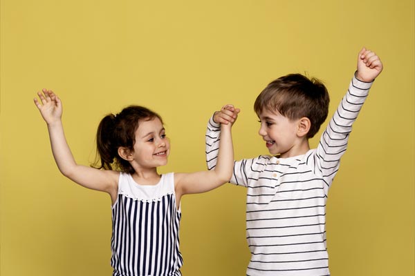 Progetto accoglienza scuola infanzia Pero: bambini grandi piccoli