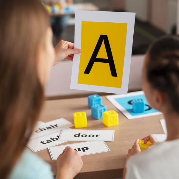 Progetto Inglese Infanzia Pero: bambina che gioca con i cubetti e le frasi in inglese