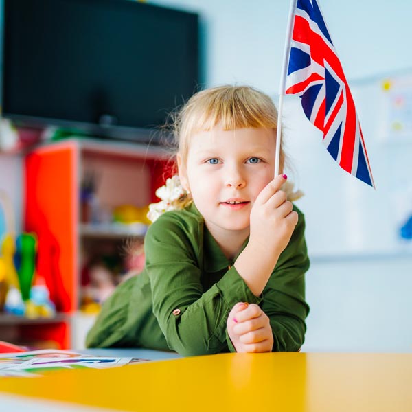 Progetto Inglese Infanzia Pero: bambina con bandiera d'Inghilterra