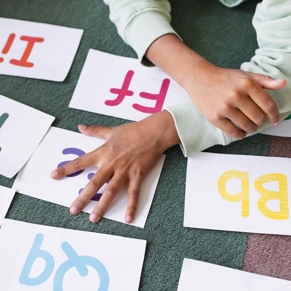 Progetto Inglese Infanzia Pero: bambino che gioca con le card