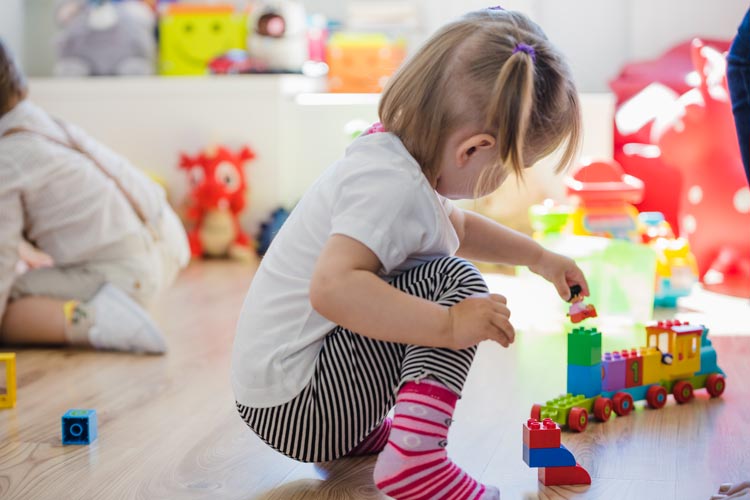 Scuola dell'infanzia paritaria Pero: bimba gioca all'asilo