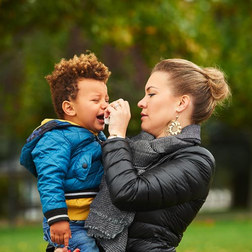 Scuola dell'infanzia paritaria Pero: bimbo con madre piange