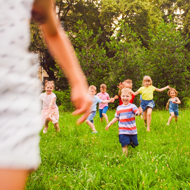 Scuola Materna Paritaria Milano: gruppo bambini che corrono erba