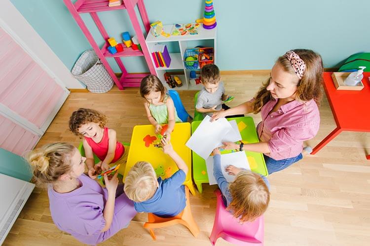 Socializzazione scuola dell'infanzia Milano: giochi carta con maestre