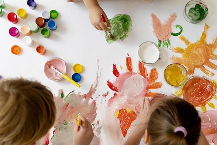 Socializzazione scuola dell'infanzia Milano: pitturare insieme