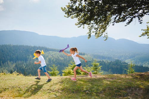 Ultimo giorno di scuola bambini montagna