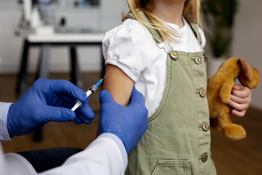 Vaccinazioni obbligatorie per la materna: siringa e braccio bambina