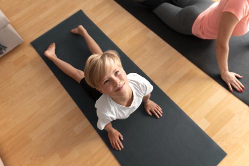 Yoga bimbi Milano: bambino in posizione cobra Yoga bimbi Milano: bambino in posizione cobra
