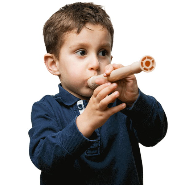 Scuola materna progetto musica: bambino suona il flauto