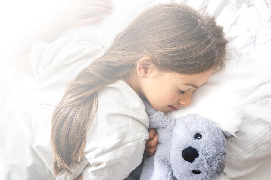 Aula sonno alla materna Pero: bambina sta dormendo con peluche