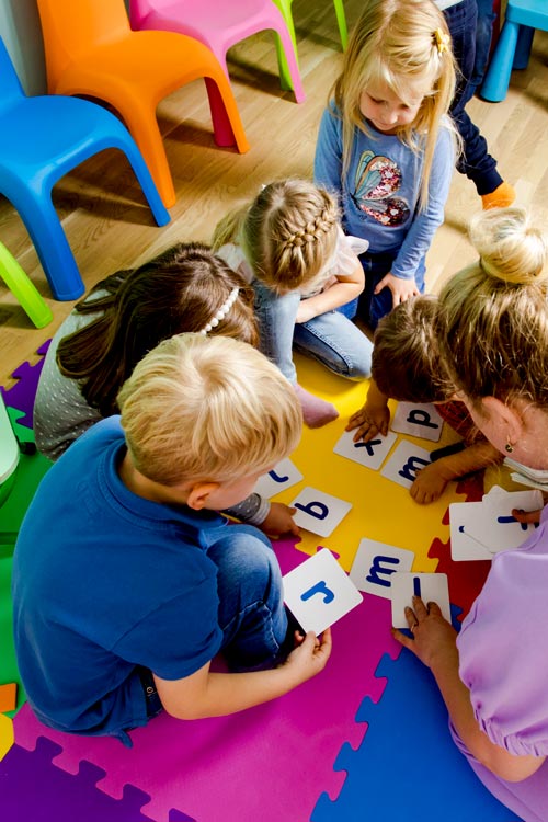 Centro estivo materna Milano Pero: bambini giocano insieme