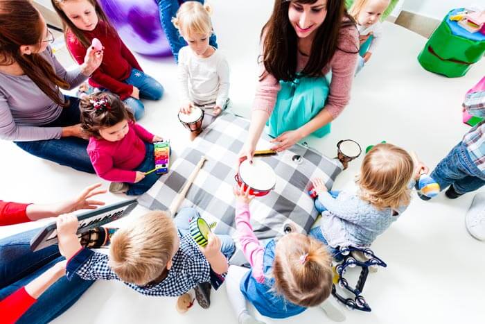 Laboratori didattici scuola dell'infanzia: lezione di musica bambini con insegnate suonano