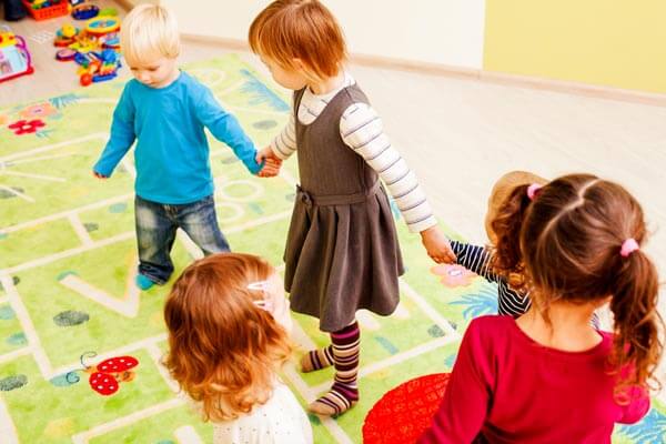 Servizio dopo scuola Milano Pero: gioco tappeto insieme