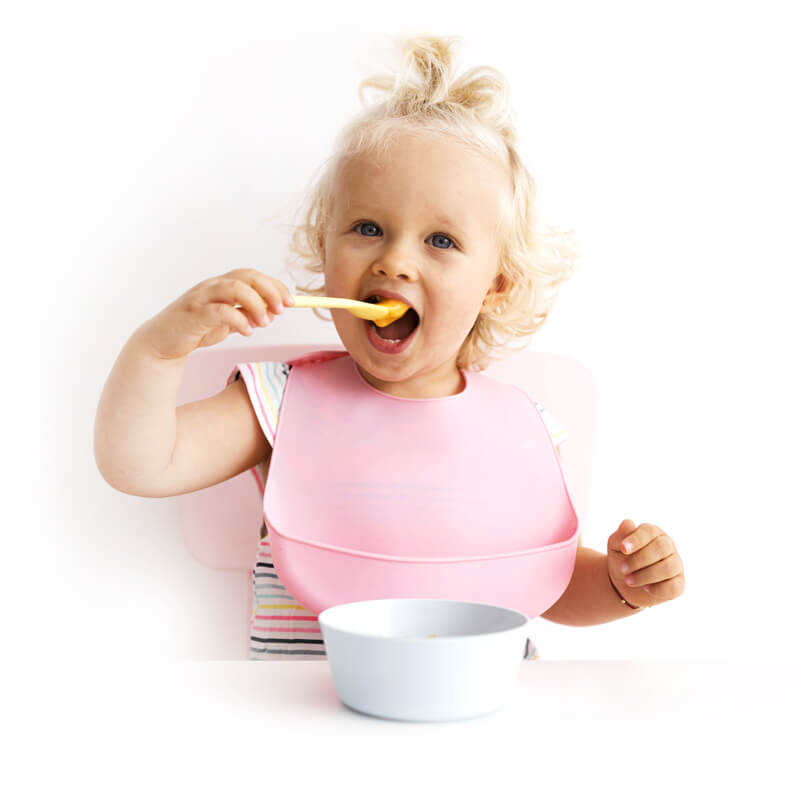 Servizio mensa scuola materna Pero: bimba che mangia