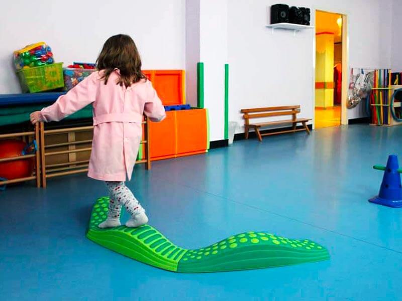 Gioco Sport: bambina che fa esercizio di equilibrio