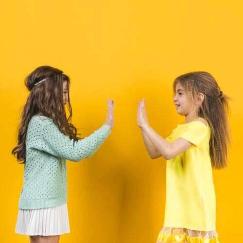 Palestra scuola dell'infanzia Milano Pero: psicomotricità esercizi di gruppo